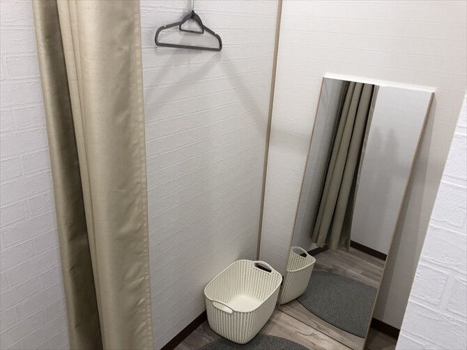 [女性専用] 新感覚のAI×フィットネス　ファディー 千歳烏山::ロッカーの奥には着替え用のスペースが設けられています。