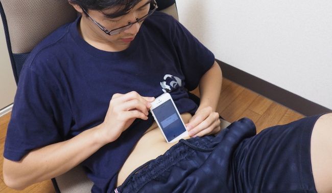 へそに突っ込むといい感じに振動が伝わります。 
トイレに行きたくなるので、便秘の解消にもいいかもしれません。

