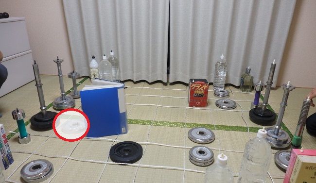 赤い丸の部分にある駒は死角気味。
 序盤は気づきますが、疲れが出る後半、この影の駒に気づきにくいです。

