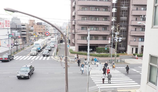 渡り始めた瞬間、歩道の端に寄る。周りの通行人にぶつからないようにするためです。
歩き始めて数百mですが、熟練の雰囲気をまとっています。

