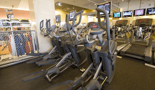 使いやすいマシンを備えたカーディオトレーニングエリア