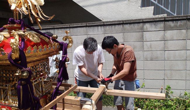 神輿の組み立て。
「パワー使いますね！」「ここは結構コツがいるんだよ」

