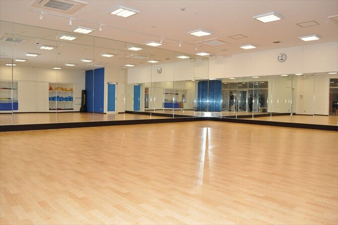 GRAM GYM::約10ｍ四方の広さを持つスタジオ。ストレッチ系、格闘技系、エアロ・ダンス系、ヨガ系、筋トレ系など、毎日様々なプログラムが提供されています。