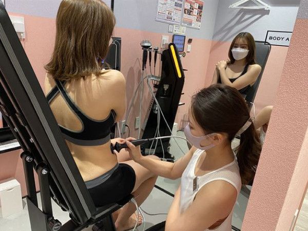 BODY ARCHI（ボディアーキ） 品川港南口店::着替えを行った後、スタッフのもとで実際にセルフエステを体験。顔かお腹、どちらかの部位を選んで5分ずつ3タイプの施術を行います。