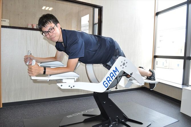 GRAM GYM::「ゲーム感覚で楽しめるので男性メインの利用を見込んでいましたが、実際は女性のお客様が多く、ちょっと驚いています。みなさん、お友達と一緒にVRフィットネスで盛り上がり、帰りにカフェでスムージーを飲みながらおしゃべりを楽しんでいますよ！」