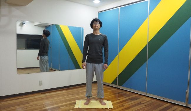 胸を張り、体は一直線。視線はM78星雲を望む感じです。

