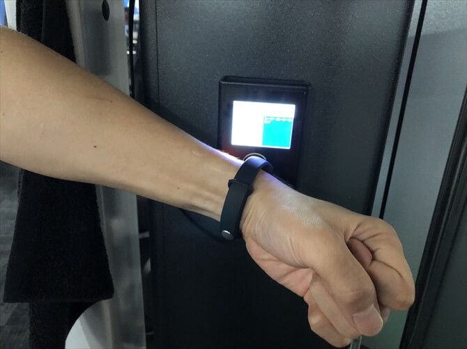 東急スポーツオアシス上大岡::マシンの利用やスタジオプログラムに参加する際は「リンクバンド」でタッチ。トレーニング履歴や活動量、目標への進捗などがスマートフォンのアプリ「OASIS LINK」で管理できます。