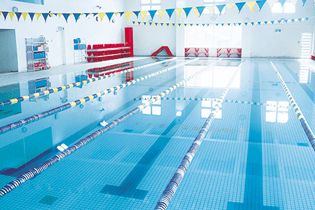 一年中ベストコンディショニングで泳げるインドア温水プール。