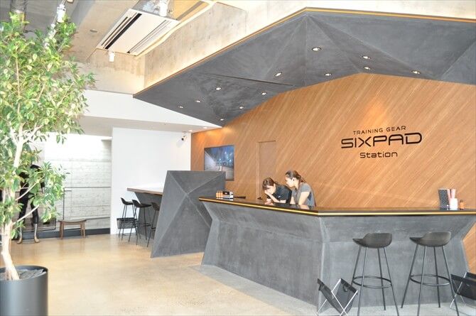 SIXPAD STATION 代官山（シックスパッドステーション）::受付まわりも洗練されたデザインと温かみのある木でお出迎え。