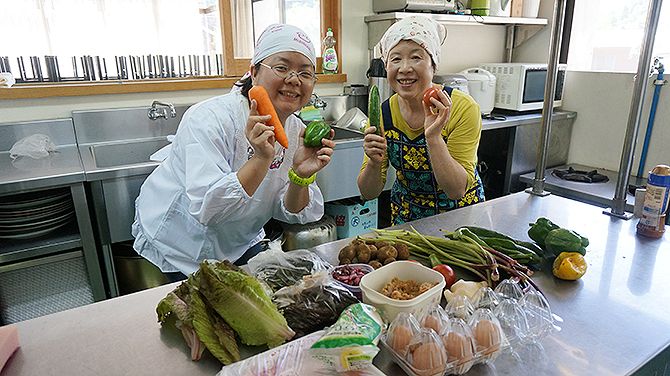 向かって右が守重廣子さん。私より顔が小さい