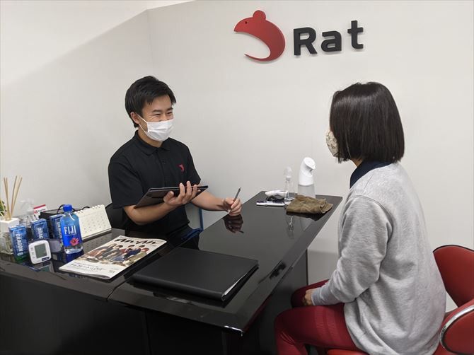 パーソナルジムRat新宿南口店::最初に無料カウンセリングを行い、普段の生活や、食事内容、利用の目的などについてヒアリング。
