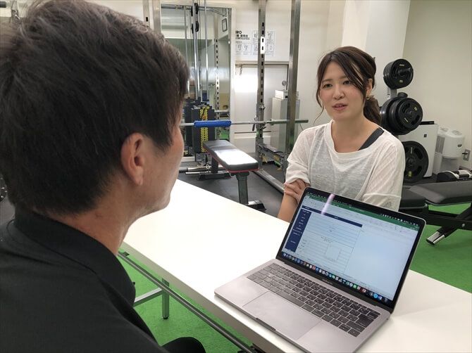 【非公開】ASPI（アスピ）横浜東口::「無料体験トレーニング」はまず、インタビューからスタート。過去の運動経験や現在の運動習慣、ケガの経験や食生活、睡眠サイクルなどと共に、目標とする姿や達成する期間の希望なども聞き、個々に合わせて総合的にプログラムを組んでいきます。