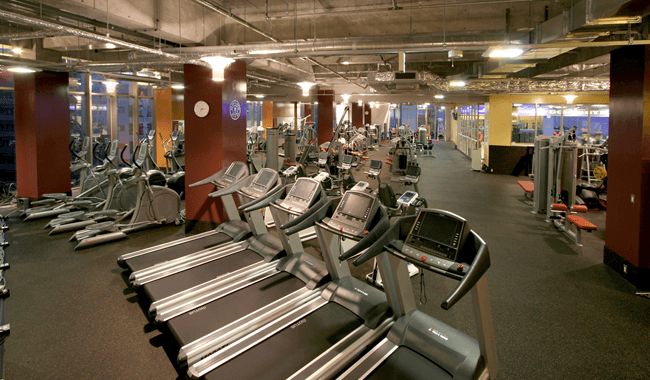 使いやすいマシンを備えたカーディオトレーニングエリア