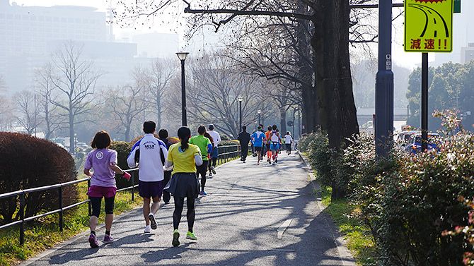 皇居を走るランナーを横目に、