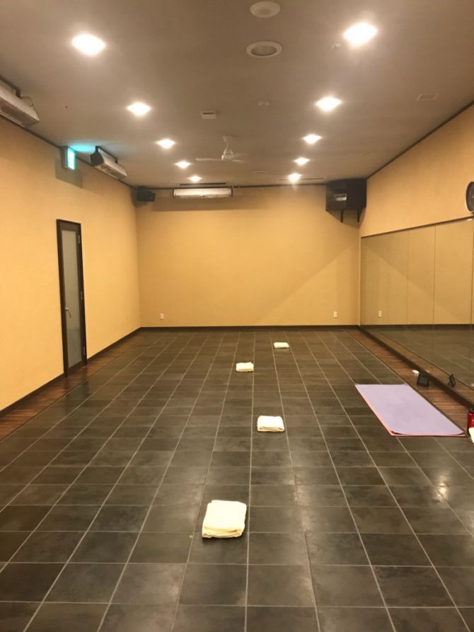 【非公開　2020/09/10】アミーダ ららぽーと柏の葉店::施設の特色となっている溶岩石が敷き詰められたスタジオ。「柏の葉店」は系列店内でも比較的広めの造りとなっており、14人が同時にレッスンを受けることができます。