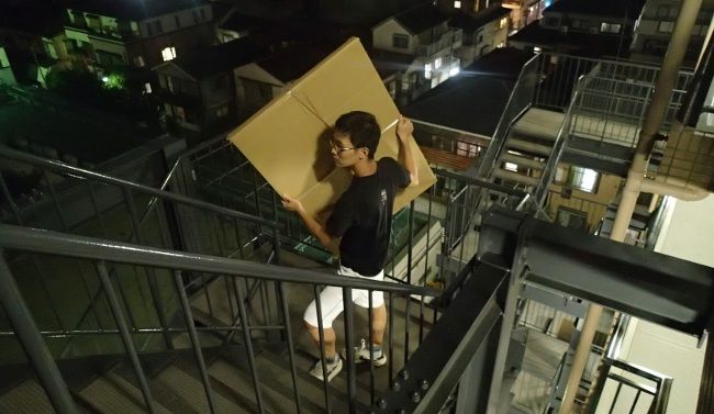 家庭でできるものでもっともMETsの高かった「家財道具を上の階に運搬する（箱や家具）」。
METsは9.0です。
