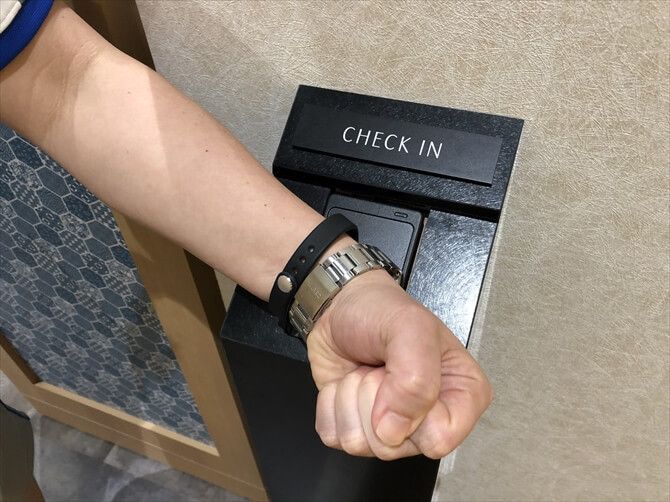 東急スポーツオアシス上大岡::チェックインの際は入会時に渡される「リンクバンド」で端末にタッチするだけのシンプルさ。