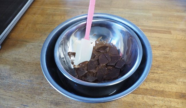 湯煎してチョコを溶かします。

