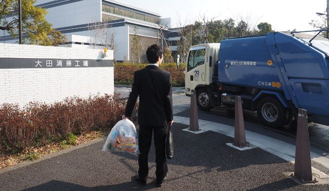 各地からごみを集めた収集車が、続々と工場のなかに入っていきます。