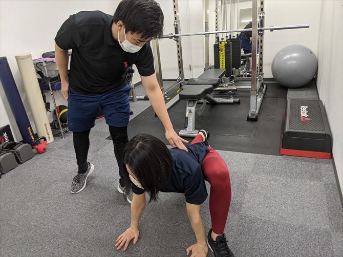 パーソナルジムRat新宿南口店::まず最初に体の柔軟性を高め、トレーニングの効果を最大限に引き出すために、15分間じっくりとストレッチ。