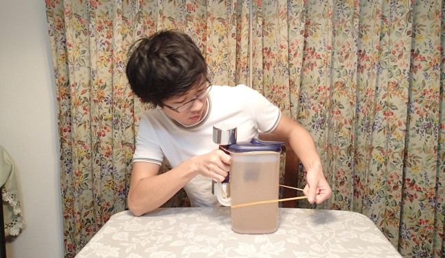 ３kgの鉄アレイを半ば強引に麦茶のポットにくくりつけます。

