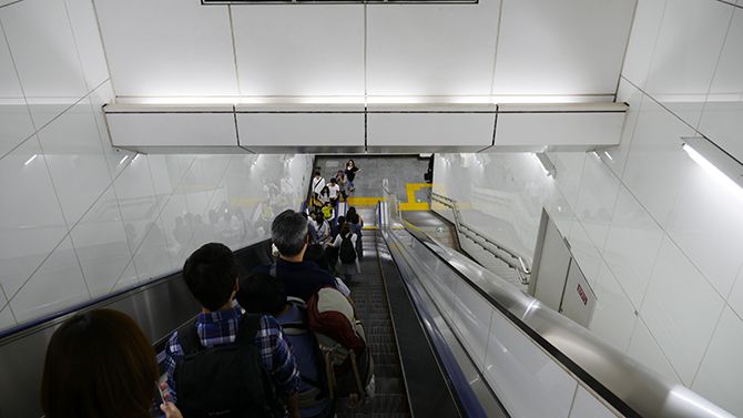 ということで、改札を通り、まずは一気にくだります