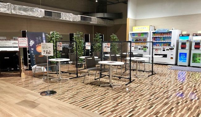 運動後、スパエリア後の癒し　マッサージチェア＆ラウンジスペース