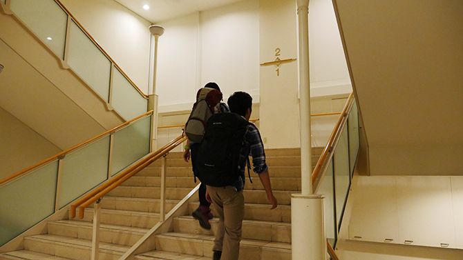 先ほどまでとはまた違ったおしゃれな山（階段）を登ります