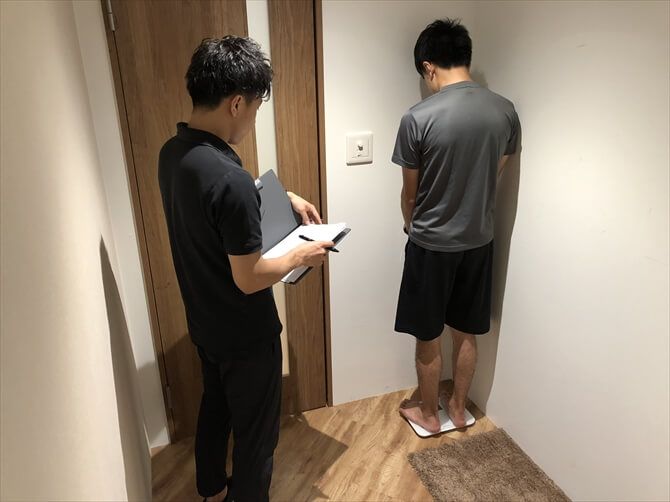 FiNC Fit (フィンクフィット)有楽町店::着替えたらまず、ボディチェックとアンケートを実施。その内容をもとにカウンセリングが行われます。