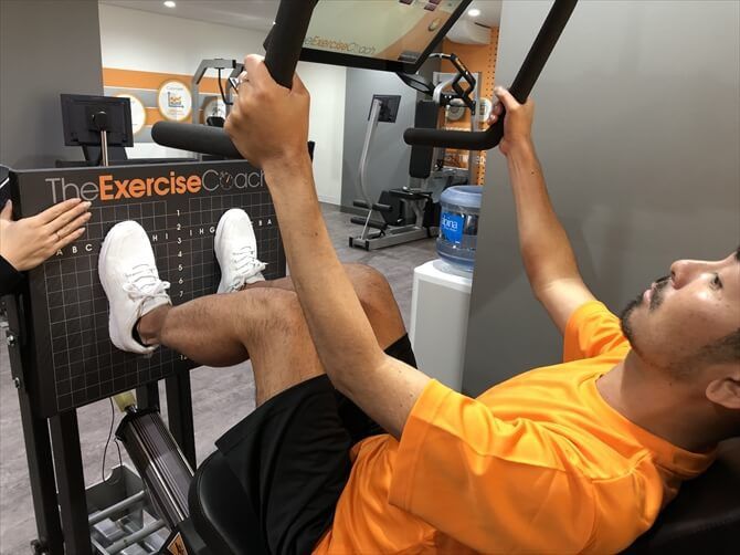 【パーソナルトレーニングジム】エクササイズコーチ銀座店::最初に自分の半分だと思う力で板をキックし、続いて全力でキック。その結果からAIがトレーニング時の負荷を自動で判断、設定します。