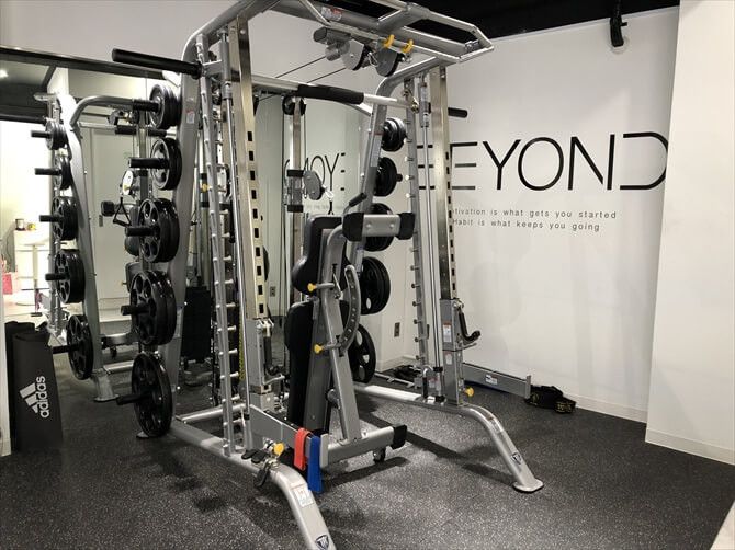 BEYOND(ビヨンド)ジム 川崎店::洗練された雰囲気のトレーニングルームは、それぞれ完全に独立しており、ほかの利用者と顔を合わせることのないプライベートな空間となっています。