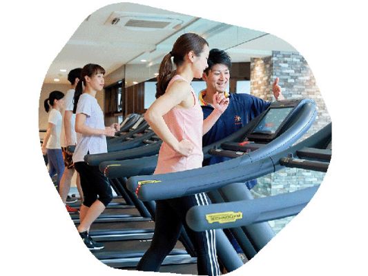 GYM 最新マシンとトレーナーのサポート