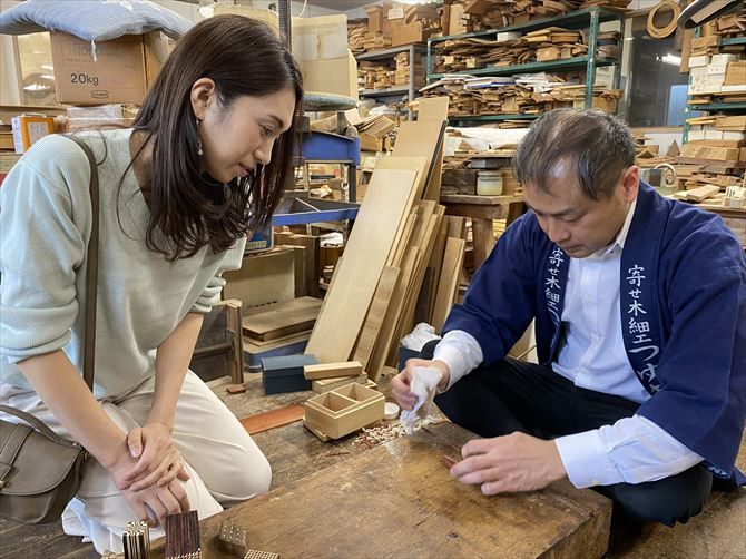 「界 箱根」では、箱根寄木細工職人である露木清高氏の工房を見学。車で20分ほどの場所にある木が香りたつ工房内で、箱根寄木細工の歴史や制作工程、職人の想いなどを直接聞くとともに、工芸が生み出される希少な瞬間に立ち会うことができます。