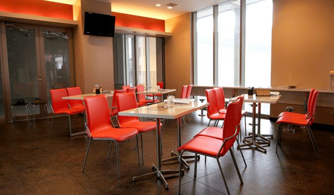 仲間との交流に便利なラウンジ。