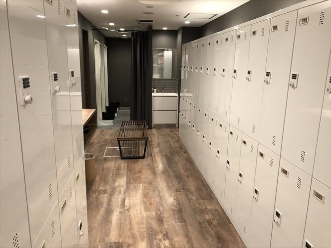 PLAYGROUND	GINZA::汗を流してサッパリして帰れるシャワーも備わったロッカールーム。