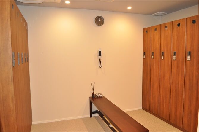 SIXPAD STATION 代官山（シックスパッドステーション）::洗練された雰囲気のロッカールーム。