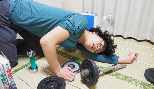 こうなったら負けです。 
ゆっくりと鉄アレイを動かすことで筋トレ効果も高まるので、倒さないようゆっくり動かしましょう。

