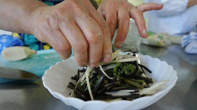 ワラビも生姜とあえるだけで