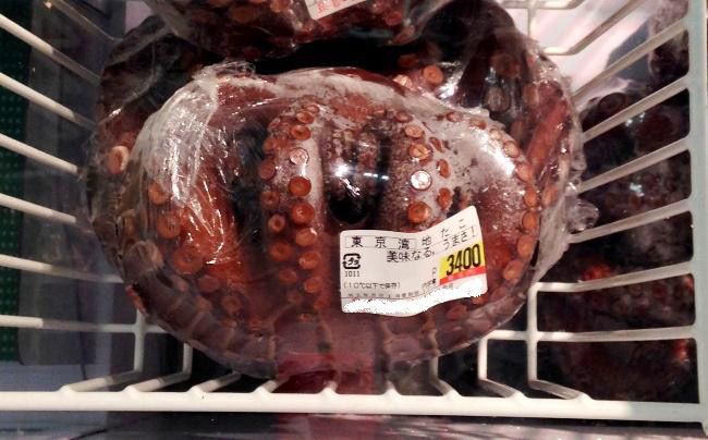 このタコを切らずに一匹お鍋にいれます…