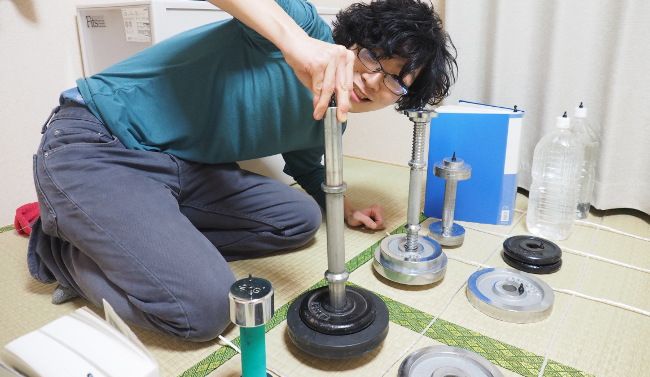 正しくはこれ。先端をつまみます。
チェスをするうえで当然、むしろこの持ちかた以外にありません。

