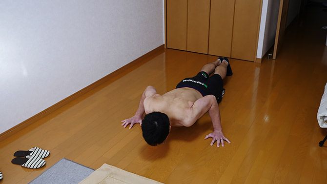 撮影前に筋肉をハラせるための腕立てをしていた