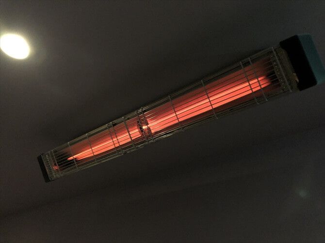 【非公開　2020/09/10】アミーダ ららぽーと柏の葉店::適した室温（35～38℃）に保つため、床からの熱に加えて上部にヒーターも設置。