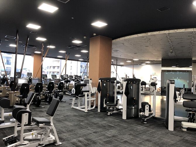 東急スポーツオアシス上大岡::オープンな「Waスタジオ」を囲むようにマシンが並ぶフロア。日中は明るく公園のような雰囲気です。