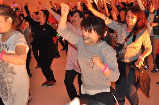 息つく間もないテンポの良い進行に、会場はどんどんヒートアップ。