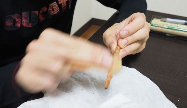 紙やすりで角を取っていきます。

