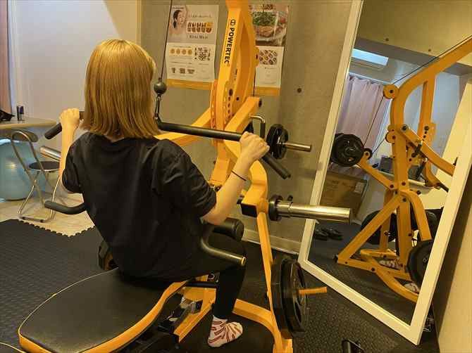 OUT LINE(アウトライン)　横浜4号店【女性専用】::動きをサポートするパーツなどが付加されて筋力の弱い女性でもバランスが保ちやすくなっており、より正確な動きが可能。別の施設でマシントレーニングを経験したことのある利用者からも「正確なトレーニングがしやすい」と好評です。