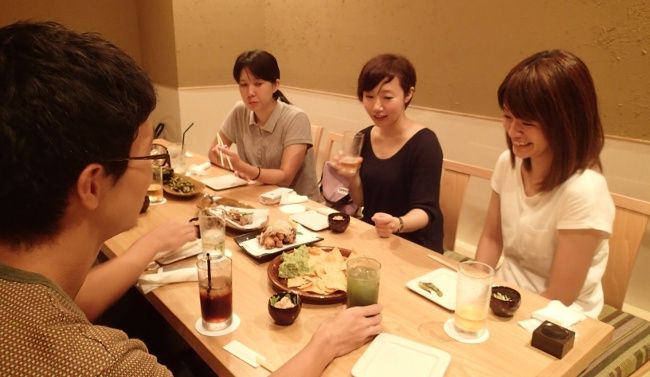 「え、青汁なんですか？」
「そうです、お酒より健康にいいので！」
「おもしろいですね！」

