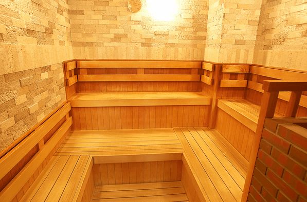 木の香りに包まれたドライサウナ