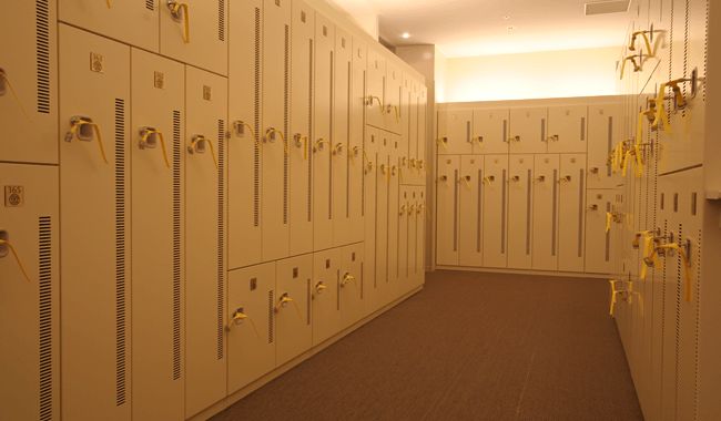 清潔なロッカールーム