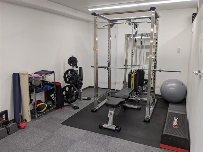 パーソナルジムRat新宿南口店::完全個室の環境でマンツーマンによるトレーニングを厳守。スタジオへの出入り口を常時開放しているほか、換気扇を24時間稼働させて常にクリーンな空気が取り込めるようにするなど、換気対策も徹底しています。